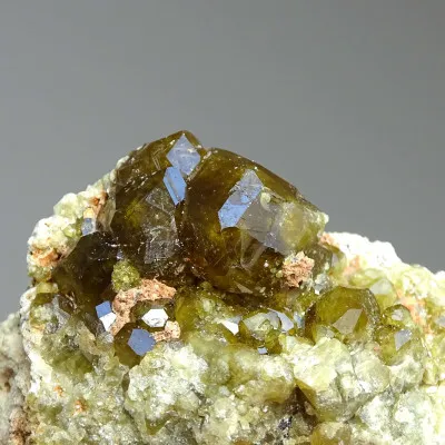 Granát grosulár krystaly v hornině 70,8g, Mali | MINERALS-STONES®