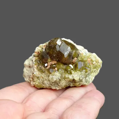 Granat-Grossularkristalle im Gestein 70,8g, Mali | MINERALS-STONES