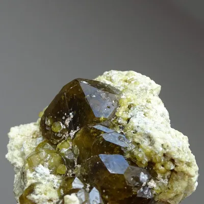 Granat-Grossularkristalle im Gestein 60,9g, Mali | MINERALS-STONES
