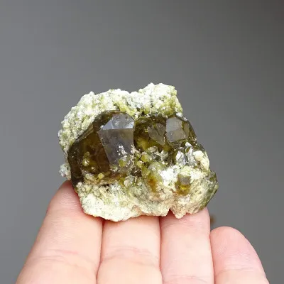Granát grosulár krystaly v hornině 60,9g, Mali | MINERALS-STONES®