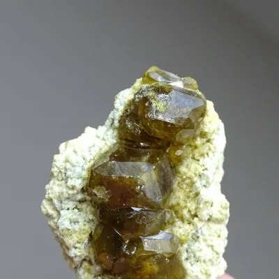 Granat-Grossularkristalle im Gestein 33g, Mali | MINERALS-STONES