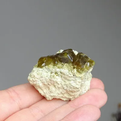 Granát grosulár krystaly v hornině 33g, Mali | MINERALS-STONES®