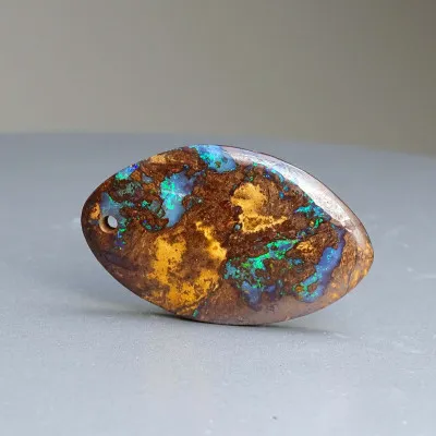 Australischer Opal-Cabochon gebohrt, 10,4 g | MINERALS-STONES