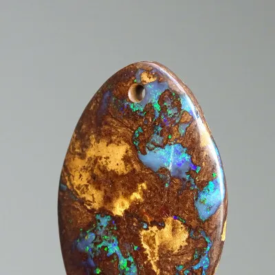 Australischer Opal-Cabochon gebohrt, 10,4 g | MINERALS-STONES