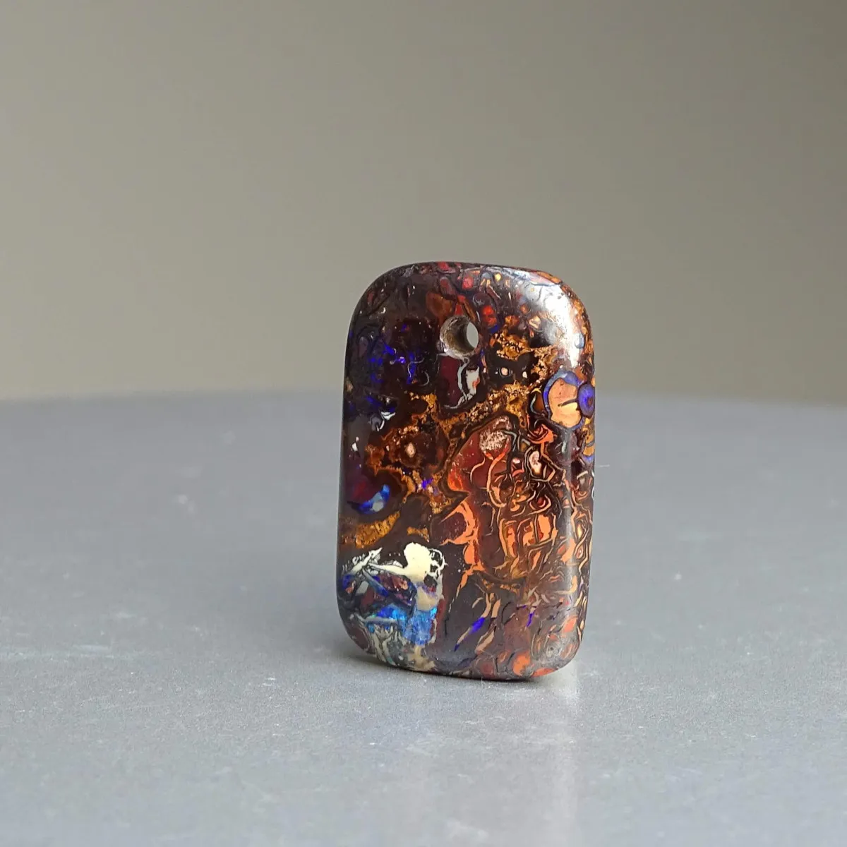 Australischer Opal-Cabochon gebohrt 5,8g | MINERALS-STONES