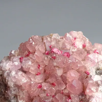 Kobaltokalcit krystaly v hornině 84g, Maroko  |MINERALS-STONES®