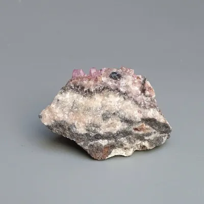Kobaltokalcit krystaly v hornině 47g, Maroko  |MINERALS-STONES®