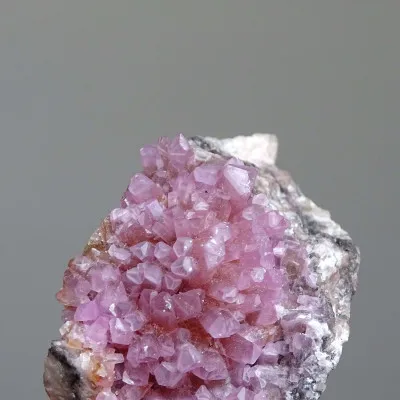 Kobaltokalcit krystaly v hornině 47g, Maroko  |MINERALS-STONES®