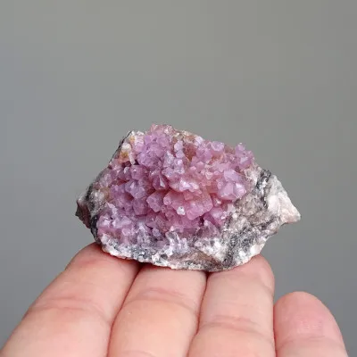 Kobaltokalcit krystaly v hornině 47g, Maroko  |MINERALS-STONES®