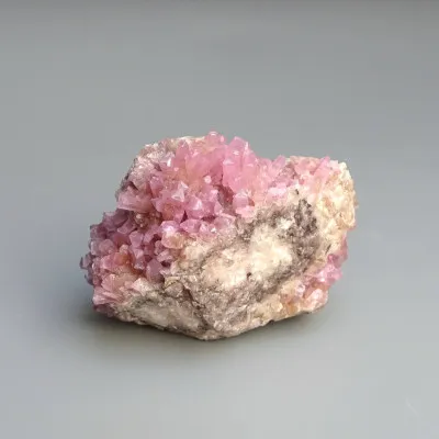 Kobaltokalcit krystaly v hornině 91g, Maroko  |MINERALS-STONES®