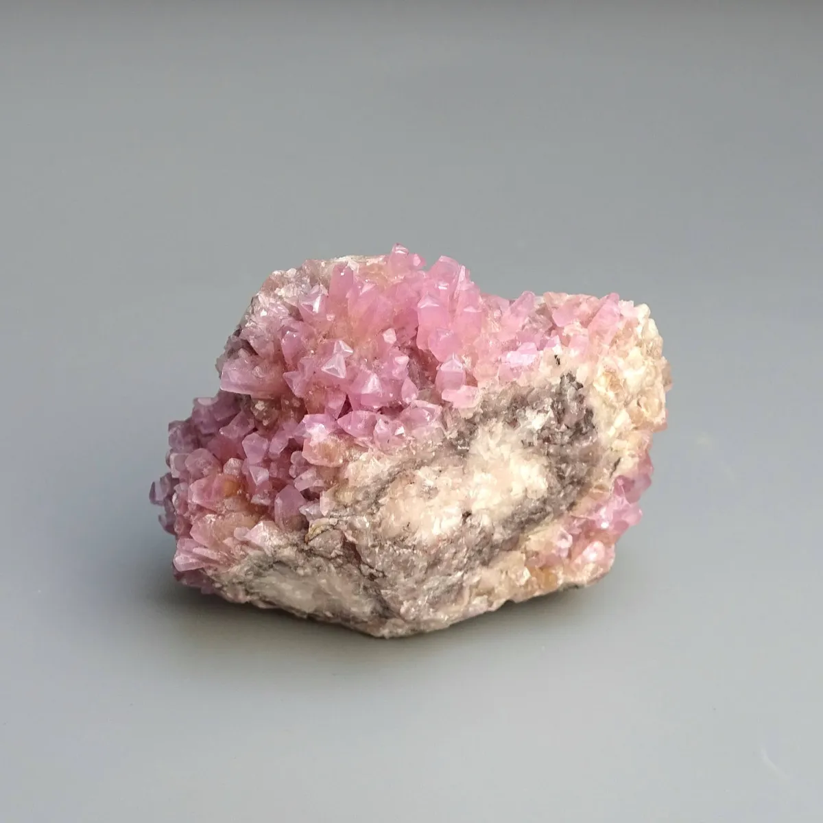 Kobaltokalcit krystaly v hornině 91g, Maroko  |MINERALS-STONES®