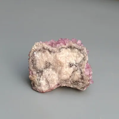 Kobaltokalcit krystaly v hornině 91g, Maroko  |MINERALS-STONES®