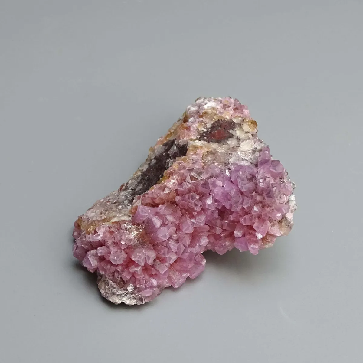 Kobaltokalcit krystaly v hornině 52g, Maroko  |MINERALS-STONES®