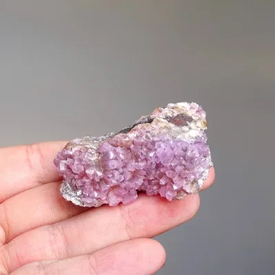 Kobaltokalcit krystaly v hornině 52g, Maroko  |MINERALS-STONES®
