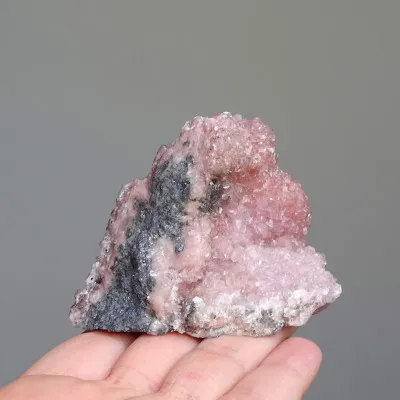 Kobaltokalcit krystaly v hornině 189g, Maroko  |MINERALS-STONES®