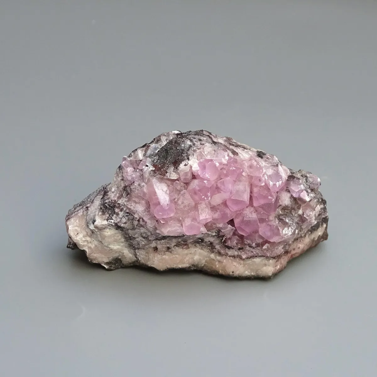 Kobaltokalcit krystaly v hornině 128g, Maroko  |MINERALS-STONES®