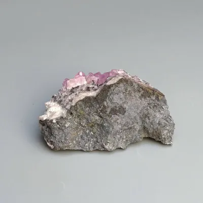 Kobaltokalcit krystaly v hornině 128g, Maroko  |MINERALS-STONES®