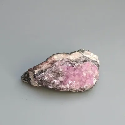 Kobaltcalcitkristalle im Gestein, 128g, Marokko |Minerals-stones