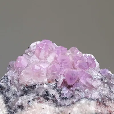 Kobaltokalcit krystaly v hornině 128g, Maroko  |MINERALS-STONES®