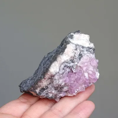 Kobaltokalcit krystaly v hornině 128g, Maroko  |MINERALS-STONES®