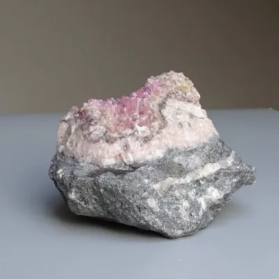 Kobaltokalcit krystaly v hornině 379g, Maroko  |MINERALS-STONES®
