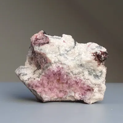 Kobaltokalcit krystaly v hornině 282g, Maroko  |MINERALS-STONES®