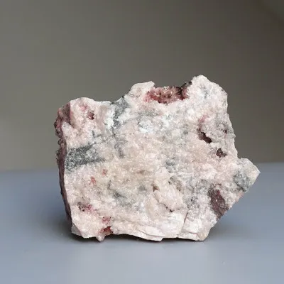 Kobaltokalcit krystaly v hornině 282g, Maroko  |MINERALS-STONES®