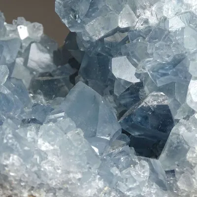 Celestýn krystaly drúza 682g, Madagaskar | Minerals-Stones