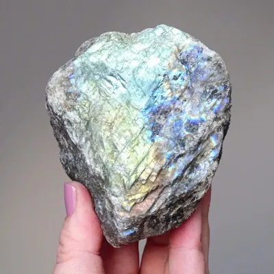 Labradorit přírodní neleštěný 492g, Madagaskar | MINERALS-STONES®