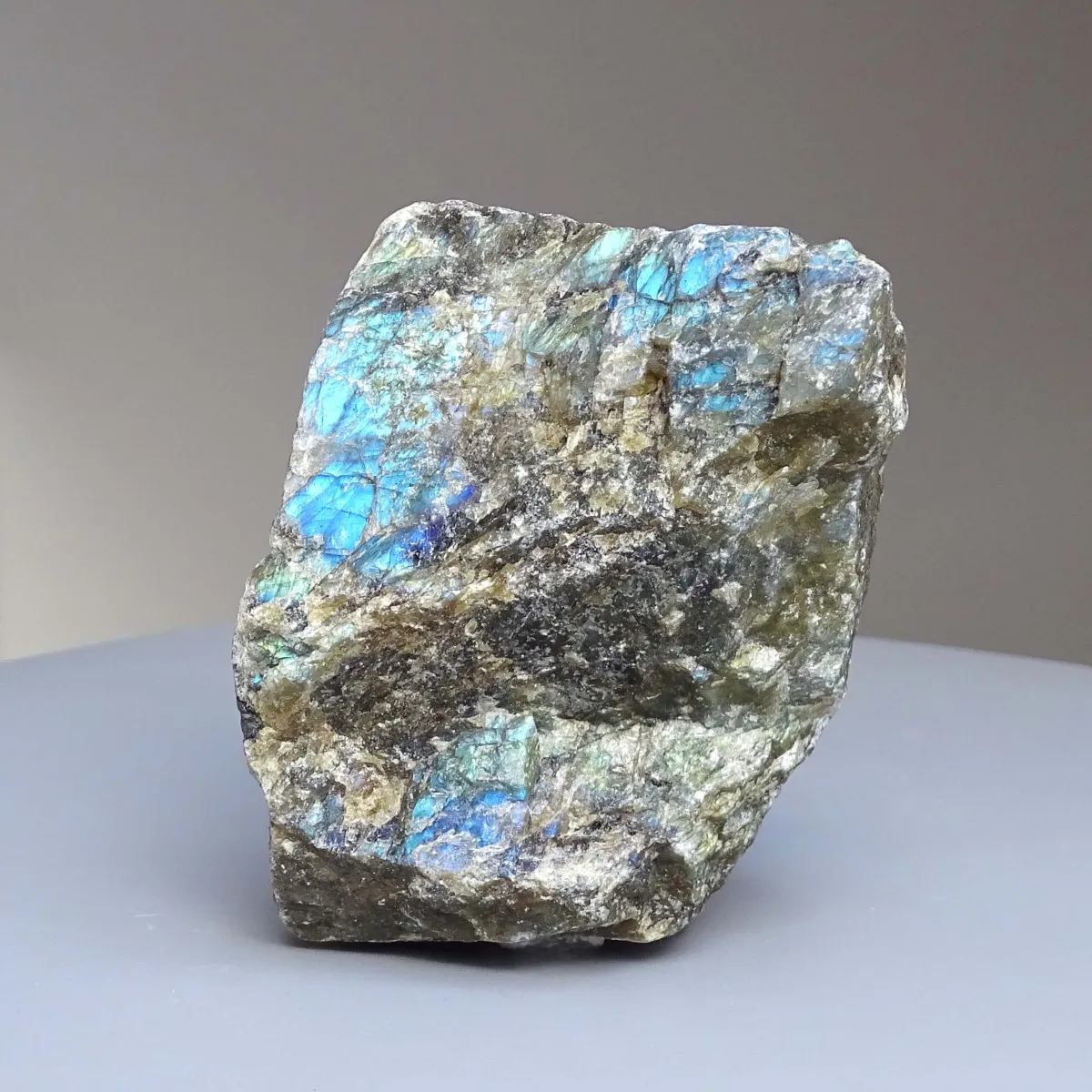 Labradorit přírodní neleštěný 445g, Madagaskar | MINERALS-STONES®
