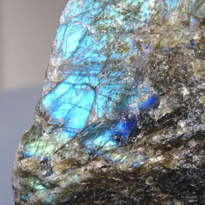 Labradorit přírodní neleštěný 445g, Madagaskar | MINERALS-STONES®
