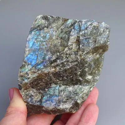 Labradorit přírodní neleštěný 445g, Madagaskar | MINERALS-STONES®
