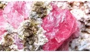 Rodonit – přírodní minerál křemičitanu manganu