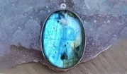 Labradorit – Silberanhänger aus natürlichem Mineral