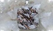 Astrophyllit – Silberanhänger aus natürlichem Mineral