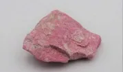 Thulit je růžová odrůda minerálu zoisit