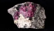 Eudialyt – přírodní a sběratelské minerály