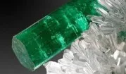 Smaragd – grüner Beryll natürlichen Ursprungs