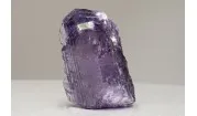 Skapolit – přírodní minerál tektosilikátové skupiny