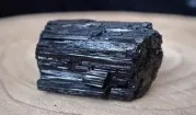 Skoryl (turmalín) – přírodní a sběratelské minerály